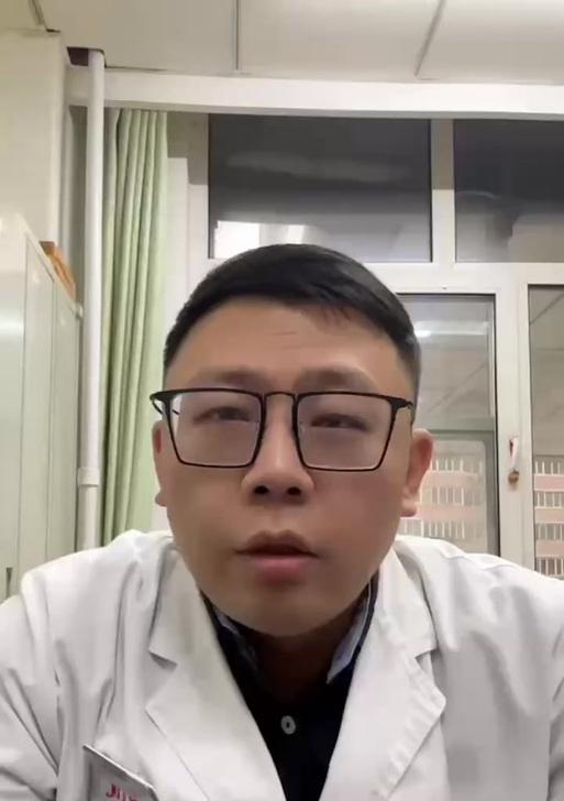如何在抖音视频中剪辑掉吃饭吞咽的镜头？